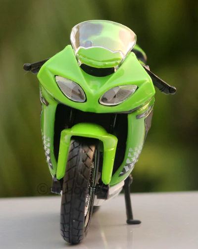 Maisto Kawasaki Ninja® ZX™ 10R Diecast Bike Model (1:18 Scale) - collectible scale model motorcycle
