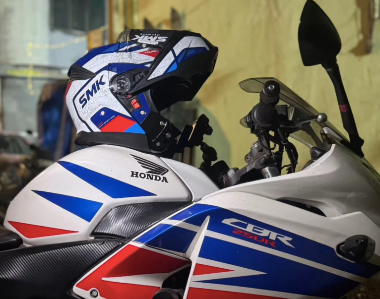 SMK Gullwing Navigator Gloss blue white red (GL513) Helmet ( FLIP UP TOURING HELMET ) helmet highlight 